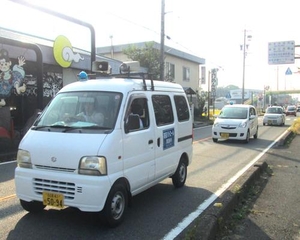 青色回転灯を装備した公用車　職員による防犯パトロール活動を実施しています