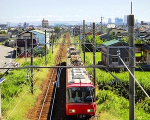 市内北部を横断する名鉄津島線　名鉄名古屋から約15分