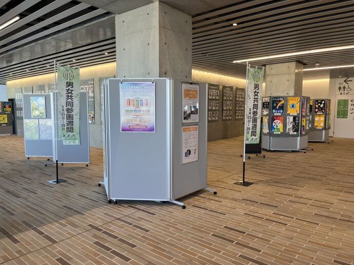 (過年度男女共同参画パネル展の様子)