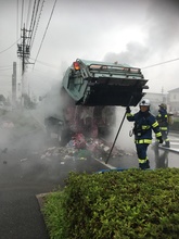 リチウムイオン電池等の起因による収集車の火災様子