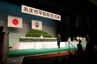 平和祈念式典献花